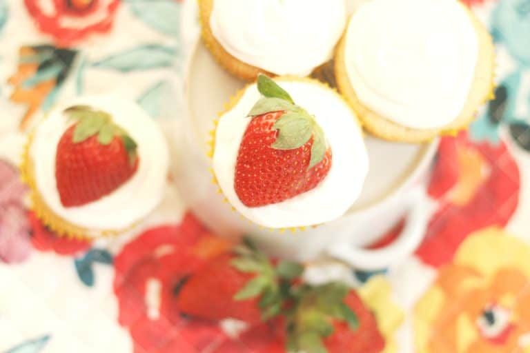 Summer Cupcake Recipes -Strawberries and Cream Cupcakes 