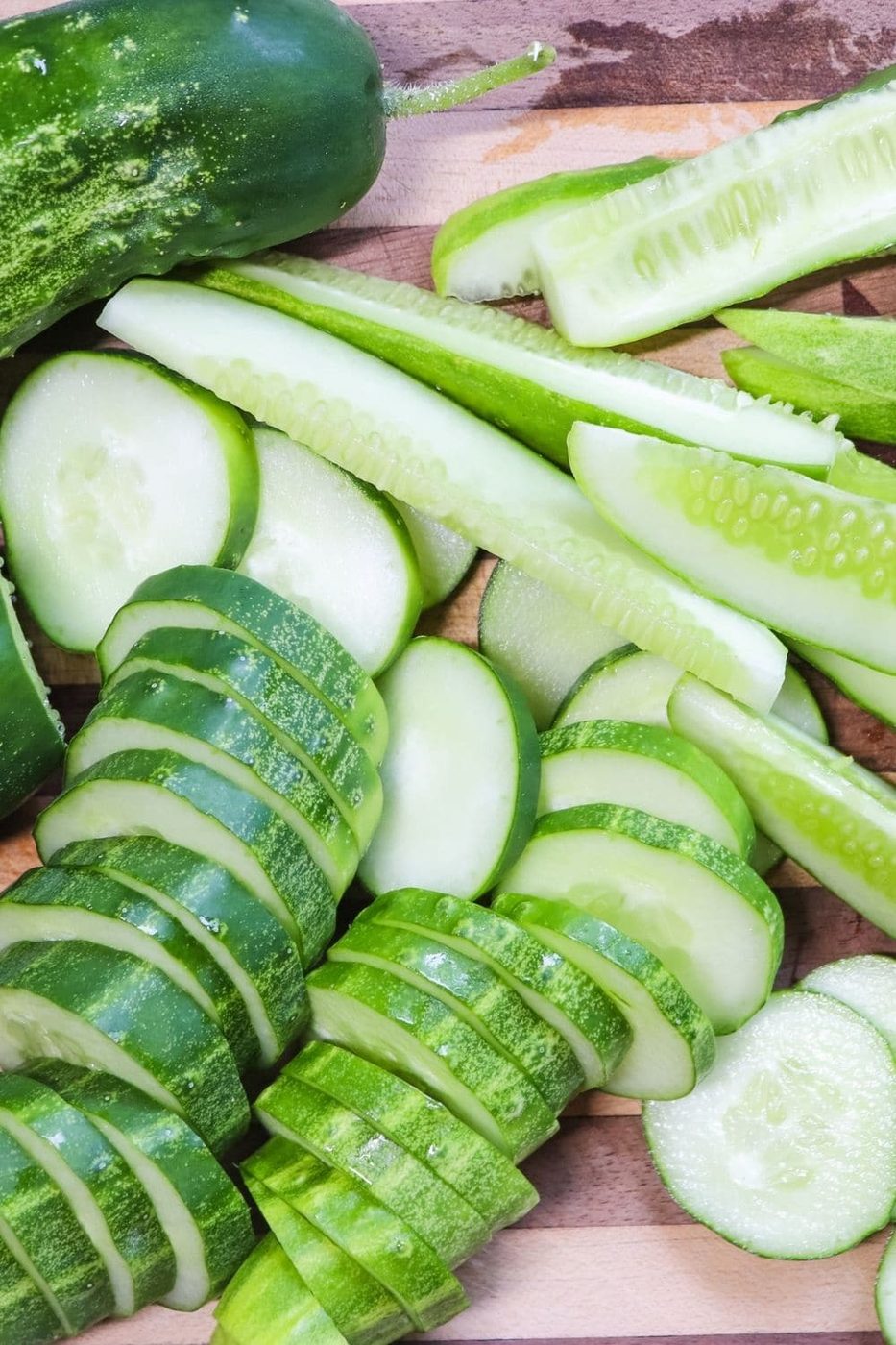 sliced pickles on wooden cutting board for pickles 